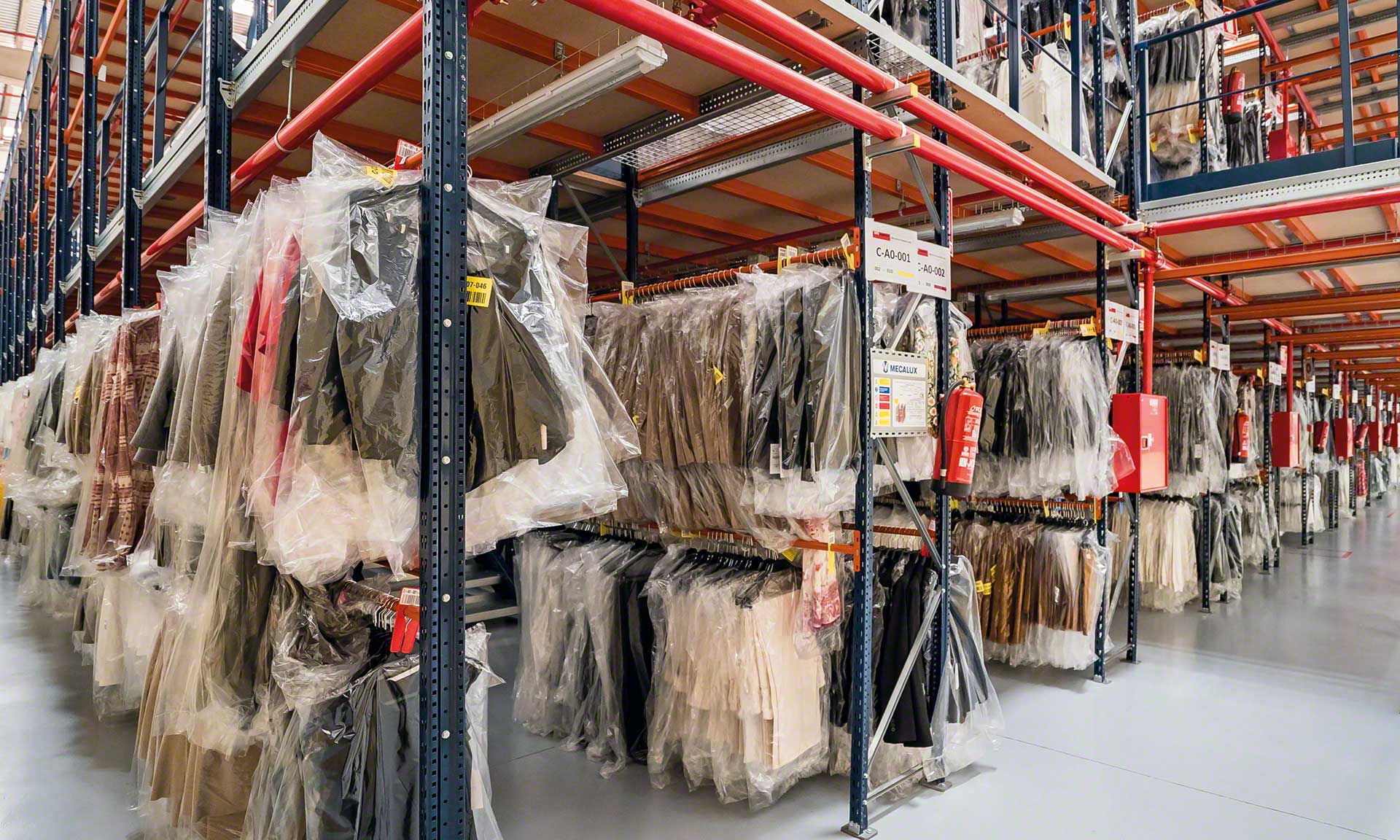 Scaffalature per abbigliamento: come si stoccano i vestiti?