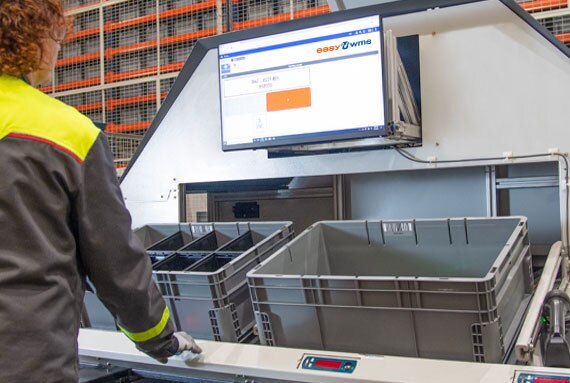 L’operatore consulta le istruzioni del software di gestione magazzini Easy WMS 