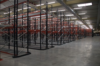 Scaffalature portapallet con corsia stretta: elevata capacità di stoccaggio e versatilità Scaffalature portapallet con corsia stretta: elevata capacità di stoccaggio e versatilità
