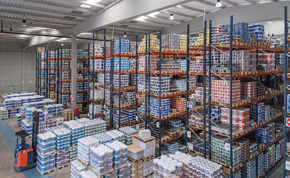 Il magazzino di vernici decorative per Pinturas Isaval in Spagna Il magazzino di vernici decorative per Pinturas Isaval in Spagna
