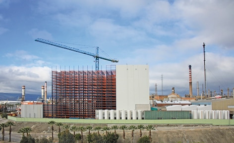 Mecalux ha costruito per Cepsa un magazzino automatico con un'altezza di 37 metri collegato alle linee di produzione