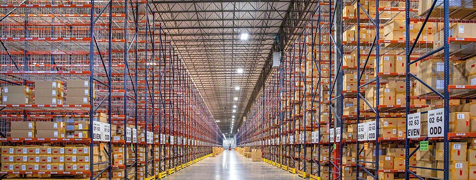Magazzino di indumenti sportivi e calzature Adidas in Pennsylvania, Stati Uniti Magazzino di indumenti sportivi e calzature Adidas in Pennsylvania, Stati Uniti