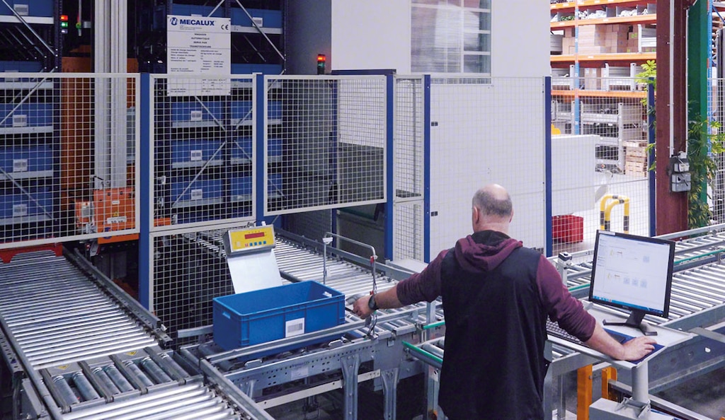 Metodo person-to-goods in un magazzino automatico efficiente
