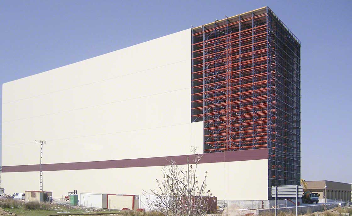 Il magazzino con struttura autoportante di Delaviuda supera i 40 metri di altezza