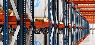 Le spalle e i correnti compongono le scaffalature in cui vengono depositati i pallet