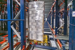 Il 4-Way Pallet Shuttle arriva all’ubicazione assegnata per depositare il pallet