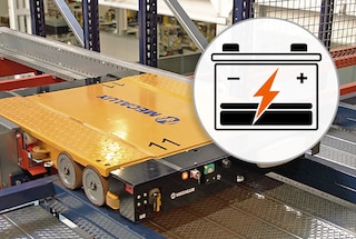 Per ricaricare la batteria, lo shuttle 4-Way si dirige a una delle stazioni di ricarica