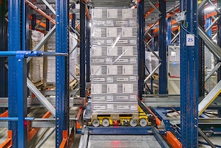 Lo shuttle multidirezionale si sposta attraverso le scaffalature