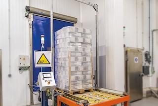 Un pallet arriva al blocco di scaffalature tramite il circuito di trasportatori