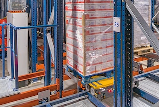 Uno shuttle 4-Way preleva il pallet e inizia il percorso