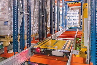 Lo shuttle 4 Way riprede la circolazione dopo aver depositato il pallet