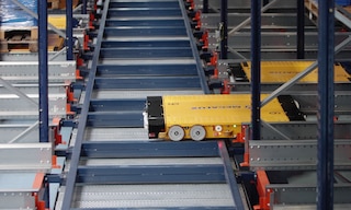 Lo shuttle 4-Way può circolare con autonomia nelle corsie delle scaffalature