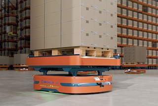 I robot AMR trasportano i pallet all’interno del magazzino