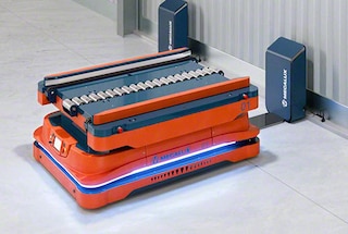 Il software di gestione della flotta organizza la ricarica delle batterie AMR