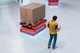 I robot AMR sono in grado di rilevare gli ostacoli e di riadattare la traiettoria per evitarli