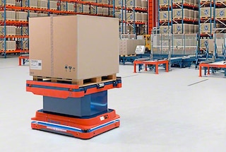 I robot mobili navigano autonomamente all'interno del magazzino sulla base di mappe virtuali