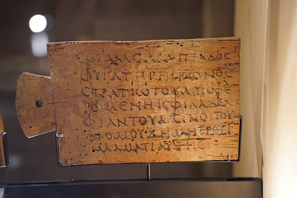 Etichetta di mummia dell'anno 100-199, proveniente dal Dipartimento di Antichità egizie del Museo del Louvre. Foto: TimeTravelRome, su licenza CC BY 2.0
