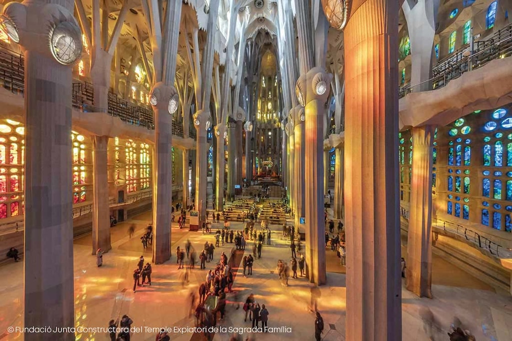 La logistica dietro un tempio vivente dove si bilanciano opere, turismo e attività religiosa