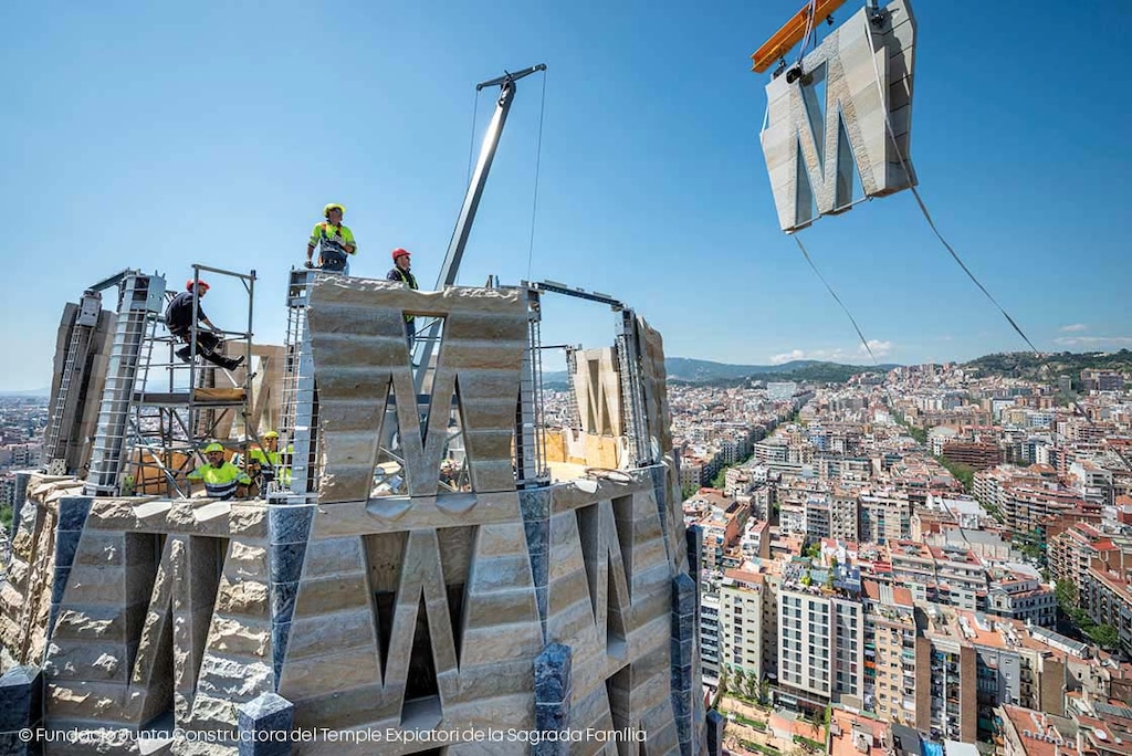 I pezzi prefabbricati vengono assemblati nelle officine prima di arrivare alla basilica di Barcellona