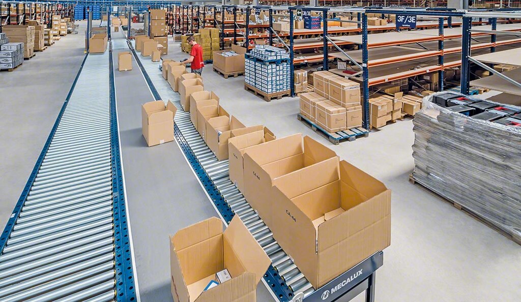 I nastri trasportatori per contenitori semplificano la movimentazione della merce e la preparazione degli ordini