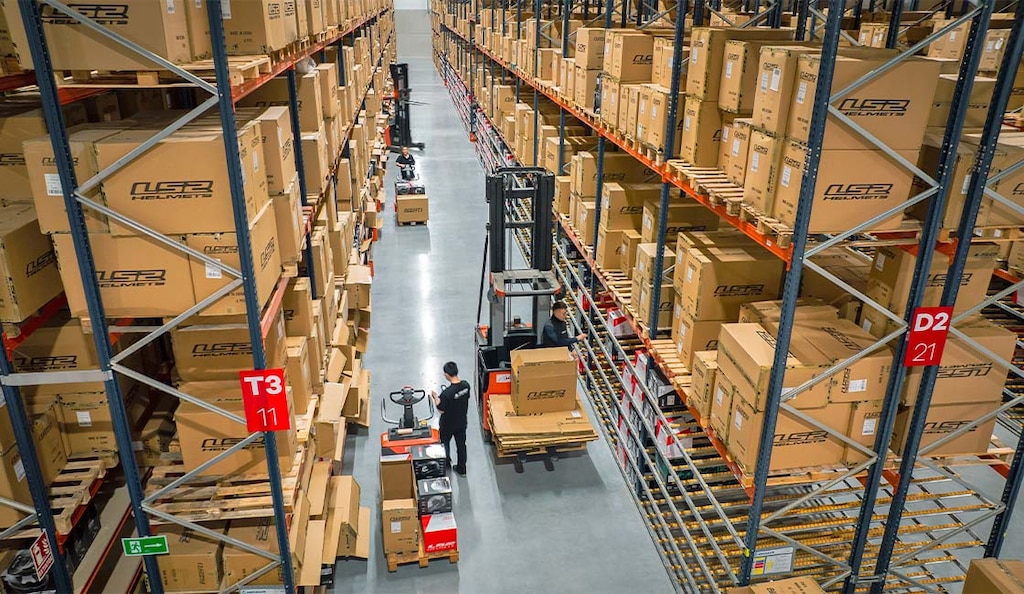 L’apprendimento profondo può essere applicato alla logistica per ottimizzare i percorsi, gestire le scorte e migliorare il processo decisionale