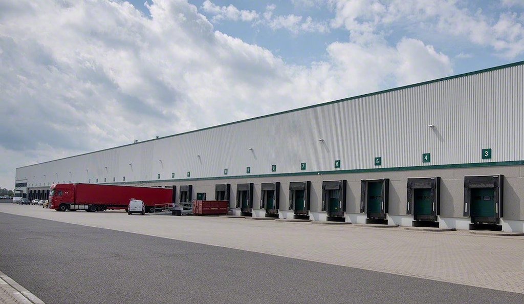 L'area delle baie di carico di un magazzino permette il carico e lo scarico dei camion