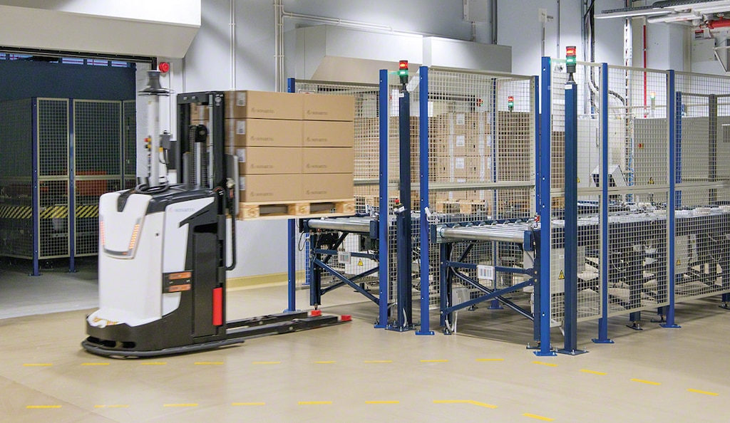 I veicoli AGV collegano il magazzino e il centro di produzione di Novartis in totale autonomia