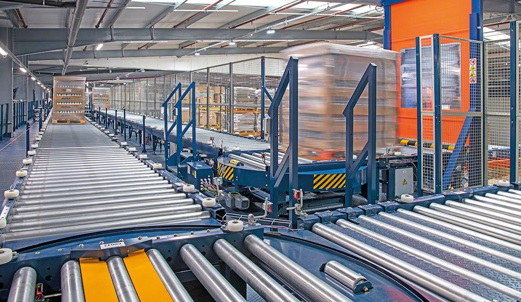 ALPLA ha velocizzato il trasporto della merce tra produzione e magazzino con un circuito di nastri trasportatori