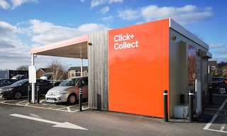 Nella modalità di consegna click and collect, i prodotti si comprano online, ma vengono ritirati di persona