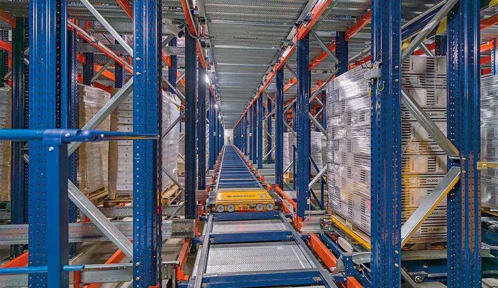 Clavo Food Factory raddoppia la capacità e riduce i costi con il 4-Way Pallet Shuttle