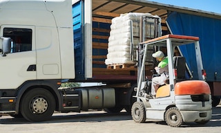 Contract logistics significa esternalizzare una parte delle attività logistiche di un’azienda a un’impresa fornitrice