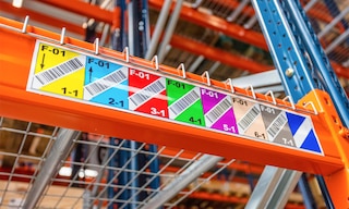 Le etichette per scaffalature di magazzino sono fondamentali per l’organizzazione di queste strutture