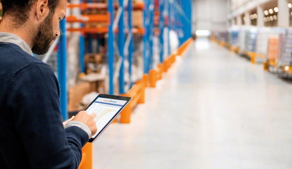 Gli operatori impiegano sistemi di gestione dell'inventario per garantire il controllo dello stock