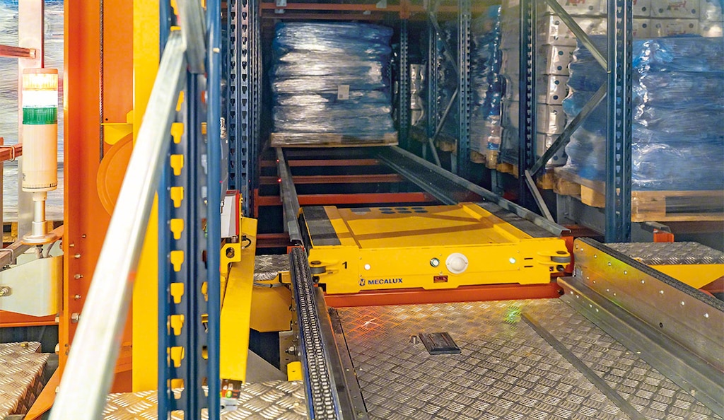 Nei magazzini a temperatura controllata, il Pallet Shuttle riduce il volume da refrigerare e diminuisce il consumo energetico