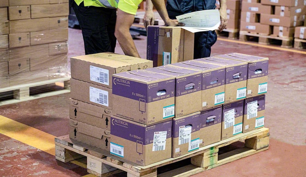 La lettera di vettura viene utilizzata nell'area di ricevimento di un magazzino per controllare gli articoli in arrivo