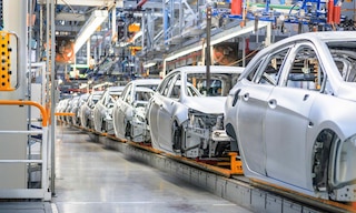 La logistica automobilistica va dalla gestione delle materie prime fino alla consegna delle auto ai concessionari e alla loro successiva manutenzione