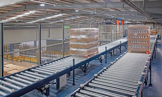 La logistica di distribuzione è l'insieme delle attività imprescindibili affinché i prodotti raggiungano i clienti che li richiedono