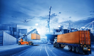 La logistica internazionale s’incarica di gestire la circolazione di beni, servizi e informazioni attraverso i confini internazionali