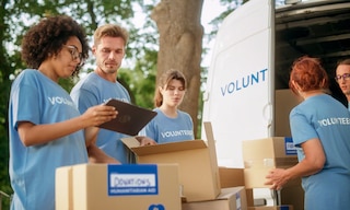 La logistica umanitaria è il processo di coordinamento dello stoccaggio, del trasporto e della consegna degli aiuti