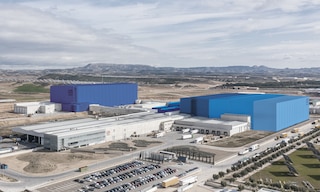 I magazzini industriali possono albergare un'intera catena di produzione