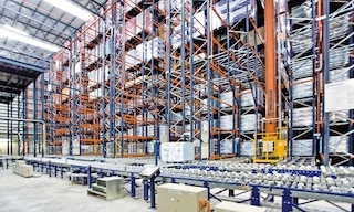 Il material handling è una combinazione di metodi che consentono di stoccare e trasportare merci da un luogo a un altro