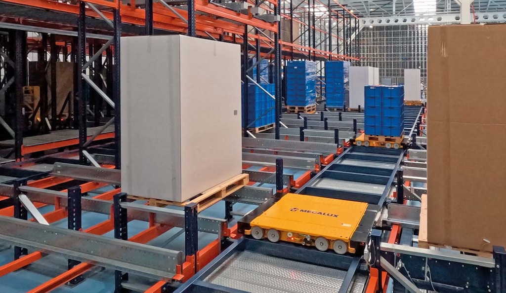 Le navette percorrono il canale di stoccaggio in linea retta