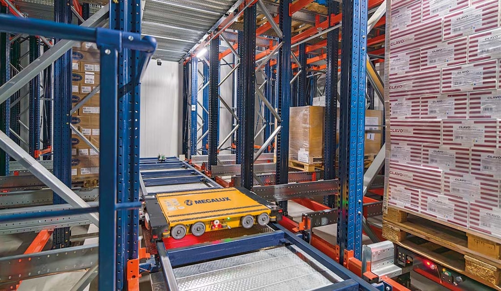 Le navette del 4-Way Pallet Shuttle sono ideali per grandi centri di distribuzione e magazzini a temperatura negativa