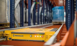 Le navette di magazzino sono sistemi automatici progettati per trasferire pallet mediante una piattaforma motorizzata