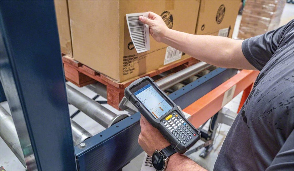 Applicare l'identificazione dei lotti offre vantaggi quali l'organizzazione e la rotazione delle scorte