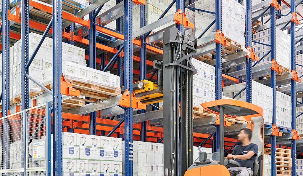 Il Pallet Shuttle semiautomatico utilizza una navetta che deposita ed estrae i pallet dall’interno delle scaffalature