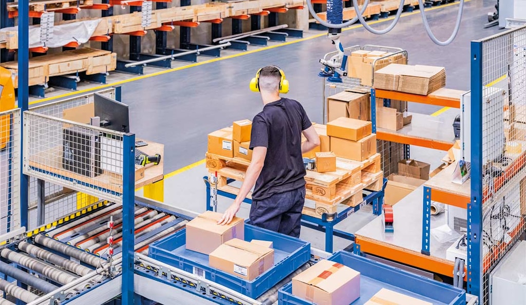 Il magazzino automatico miniload riduce gli spostamenti degli operatori e accelera il processo pick-to-pack
