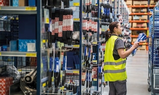 Il pick-to-pack è un metodo di preparazione degli ordini che integra il picking e l’imballaggio in un unico flusso