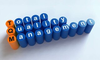 La qualità totale consiste nell'applicare strategie e pratiche volte al miglioramento continuo
