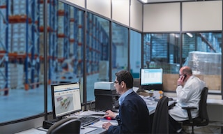 Il reparto logistico di un'azienda assicura che i prodotti e i servizi arrivino ai clienti o alle linee di produzione